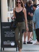 Kendall-Jenner-Booty-in-Jeans-2