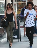 Kendall-Jenner-Booty-in-Jeans-5