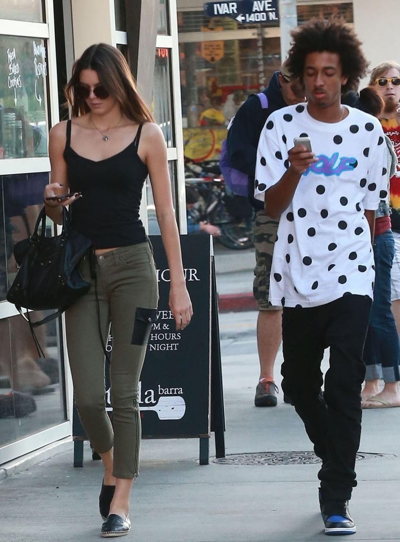 Kendall-Jenner-Booty-in-Jeans-5