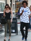 Kendall-Jenner-Booty-in-Jeans-6