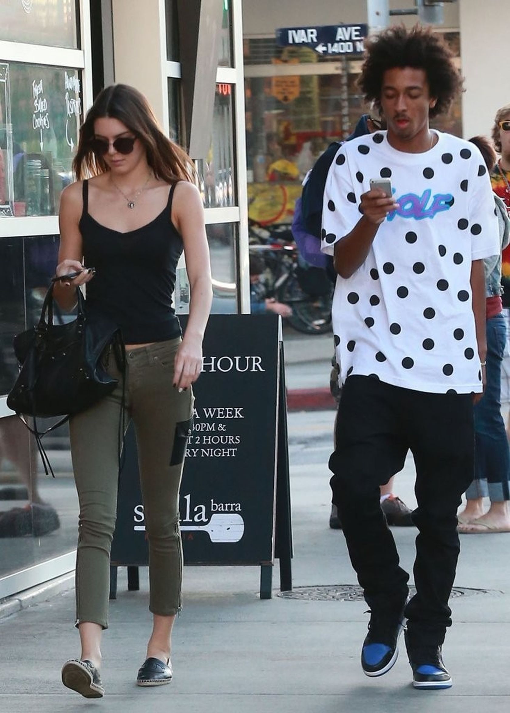 Kendall-Jenner-Booty-in-Jeans-6