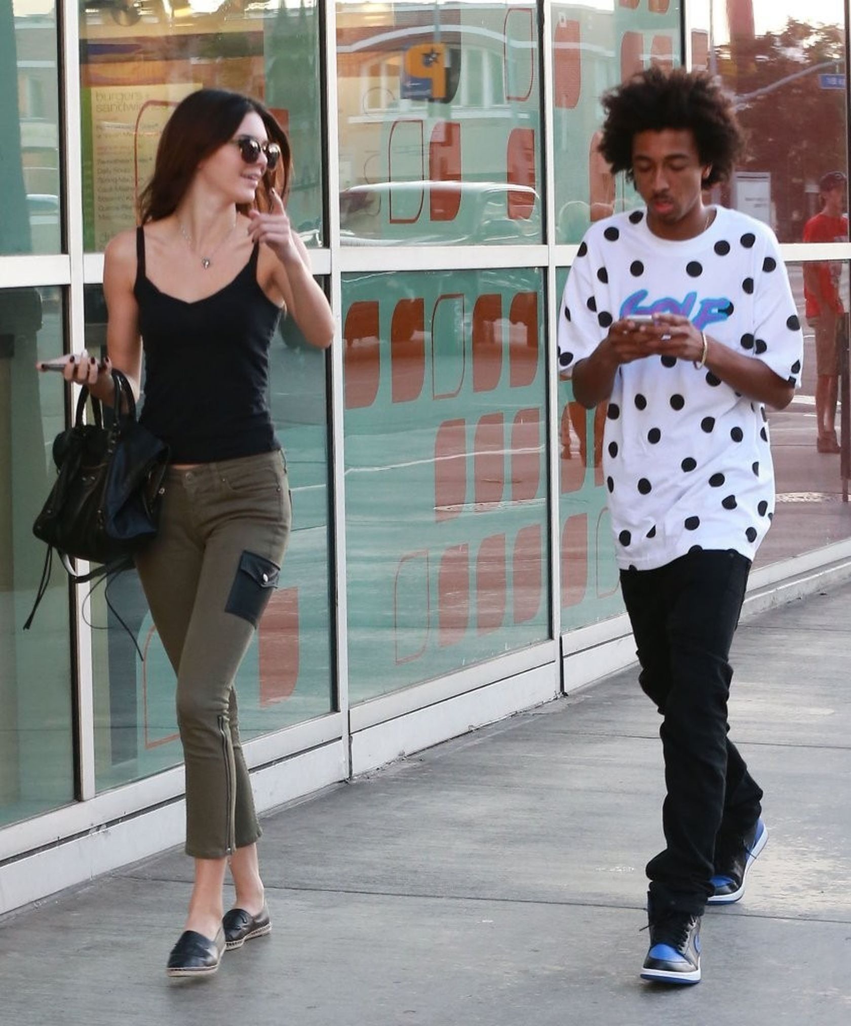 Kendall-Jenner-Booty-in-Jeans-7