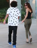 Kendall-Jenner-Booty-in-Jeans-9
