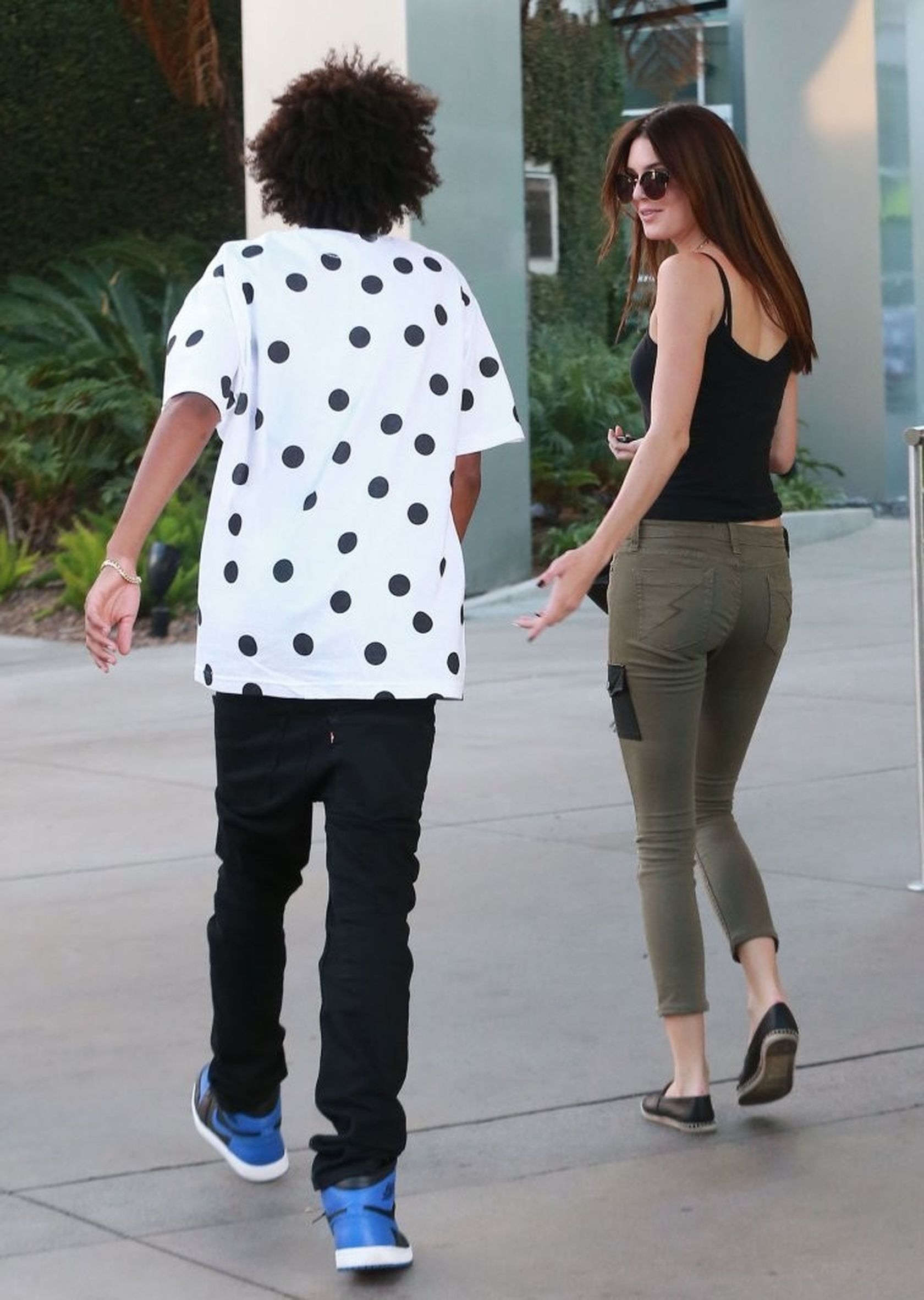Kendall-Jenner-Booty-in-Jeans-9
