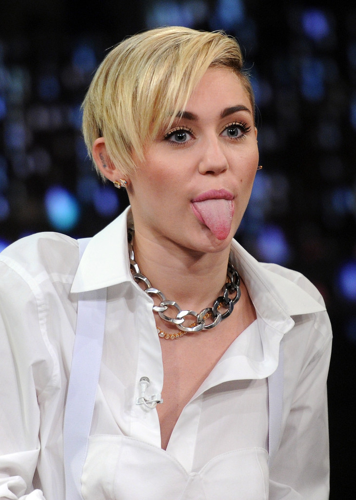 Miley-Cyrus-Late-Night-with-Jimmy-Fallon-in-NYC-14