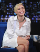 Miley-Cyrus-Late-Night-with-Jimmy-Fallon-in-NYC-20