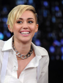 Miley-Cyrus-Late-Night-with-Jimmy-Fallon-in-NYC-21