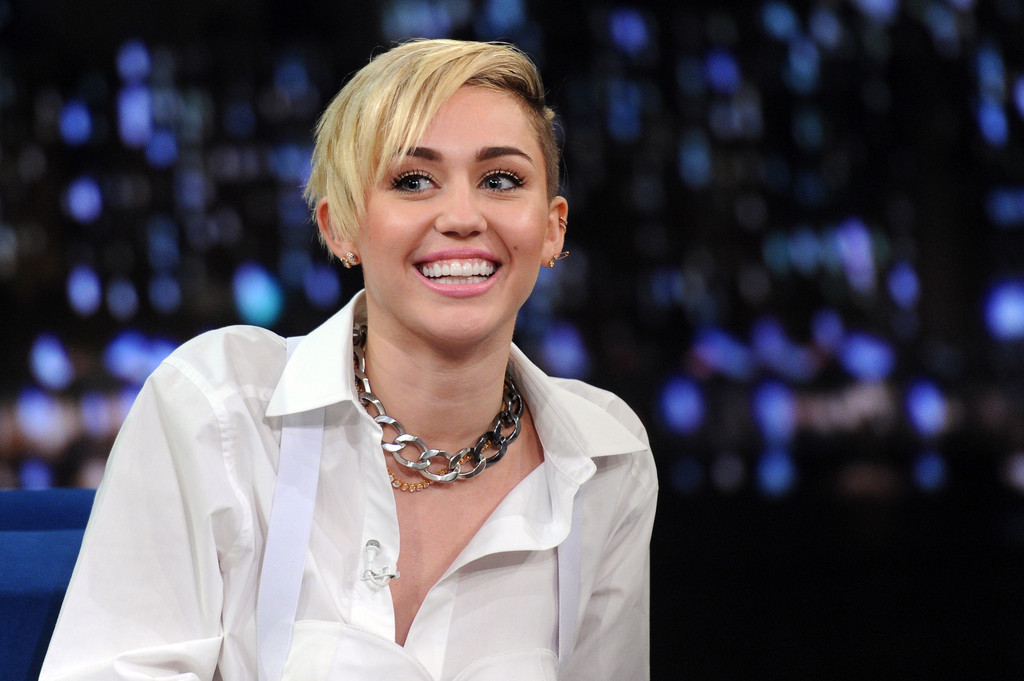 Miley-Cyrus-Late-Night-with-Jimmy-Fallon-in-NYC-21