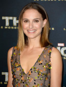 Natalie-Portman-Thor-The-Dark-World-Premiere-in-Paris-4