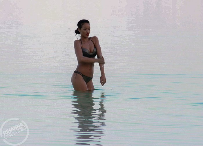 Rihanna-at-Dead-Sea-Israel-2