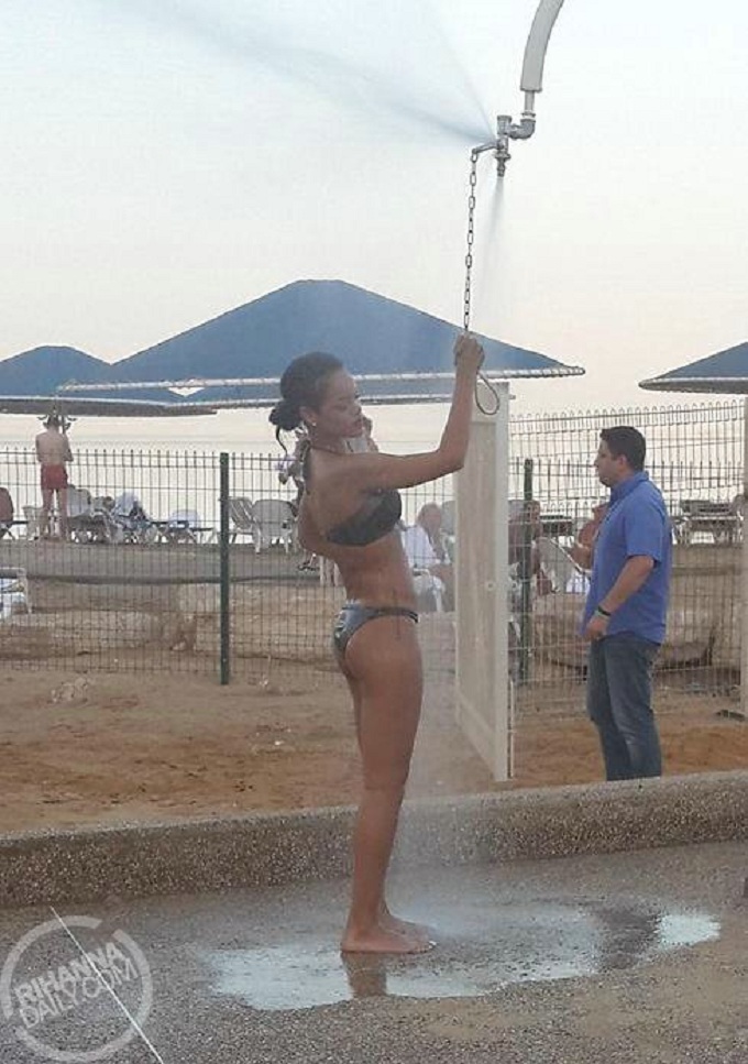 Rihanna-at-Dead-Sea-Israel-4