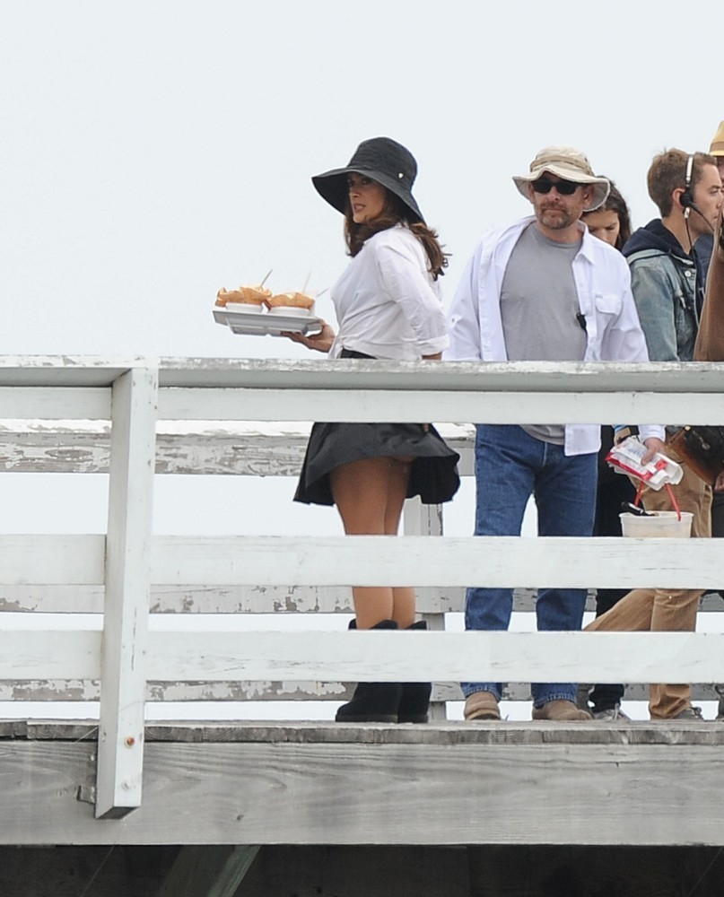 Salma-Hayek-on-the-Set-of-How-to-Make-Love-Like-an-Englishman-in-LA-1