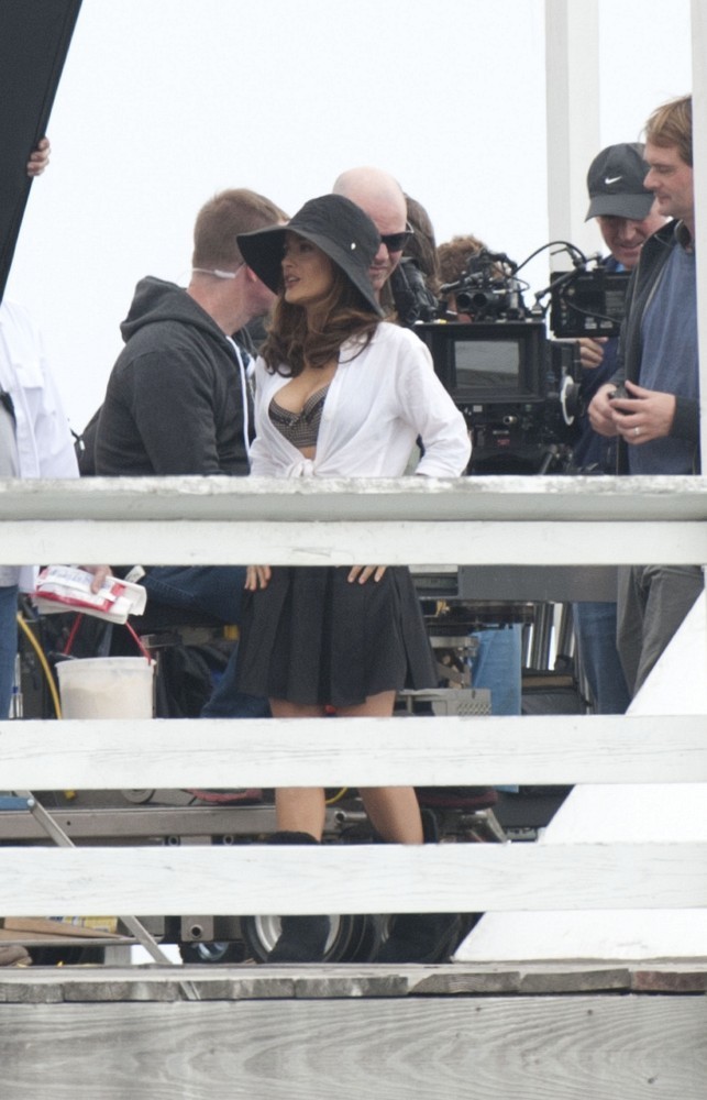 Salma-Hayek-on-the-Set-of-How-to-Make-Love-Like-an-Englishman-in-LA-13