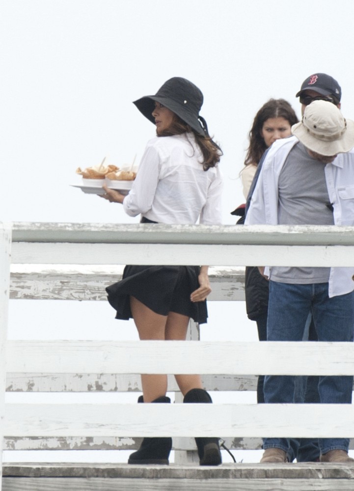 Salma-Hayek-on-the-Set-of-How-to-Make-Love-Like-an-Englishman-in-LA-14