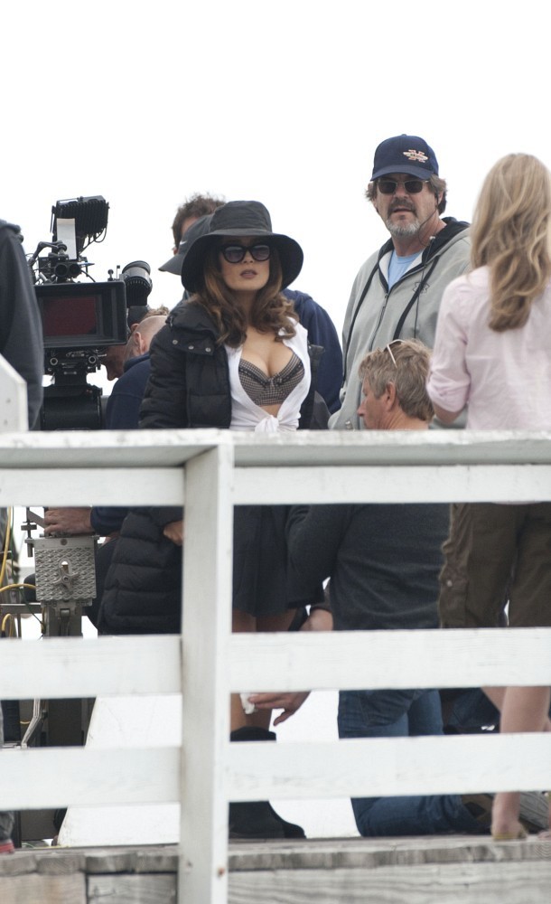 Salma-Hayek-on-the-Set-of-How-to-Make-Love-Like-an-Englishman-in-LA-2