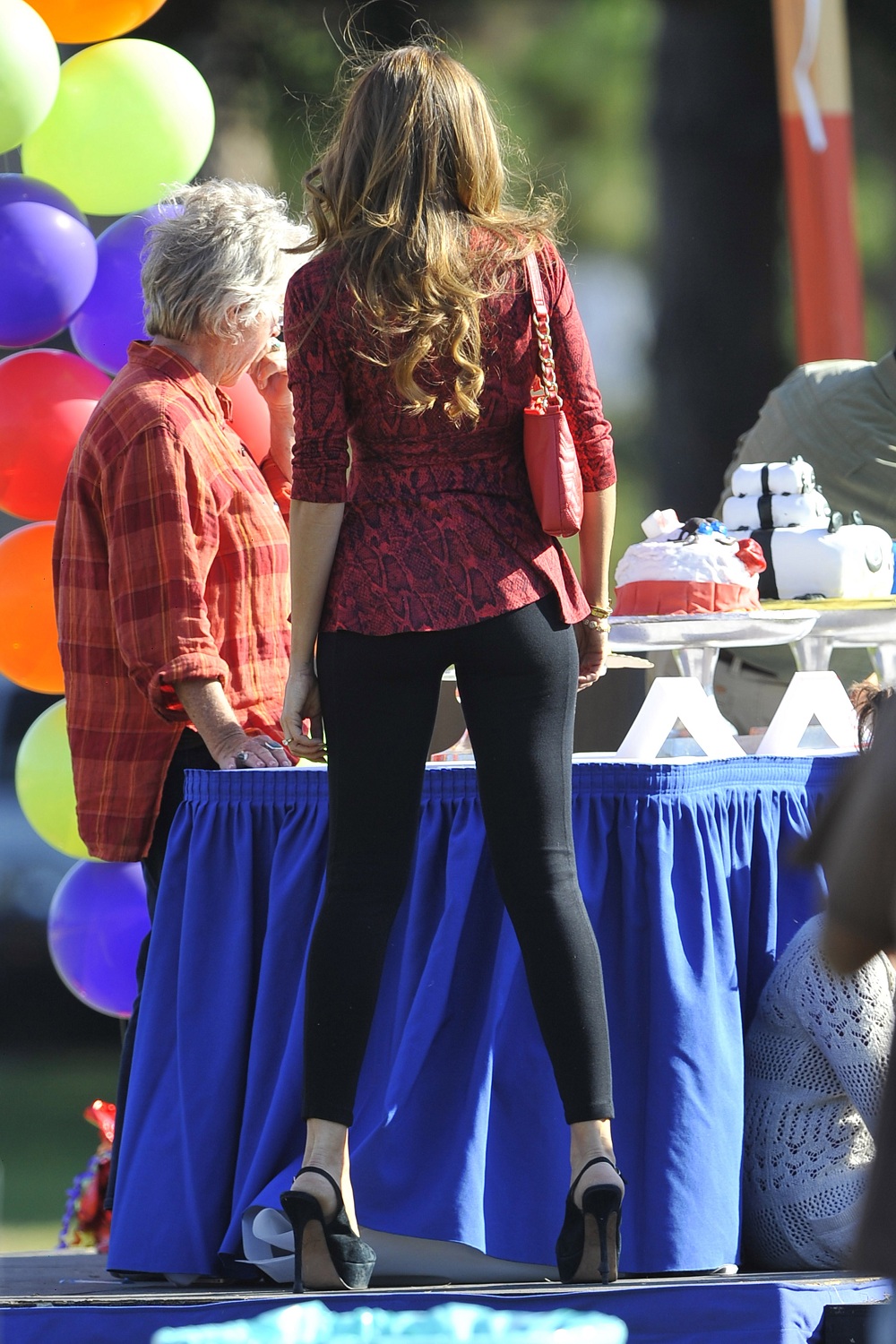 Sofia-Vergara-Booty-in-Tights-3