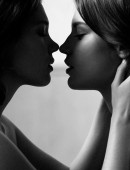 Lea-Seydoux-and-Adele-Exarchopoulos-8