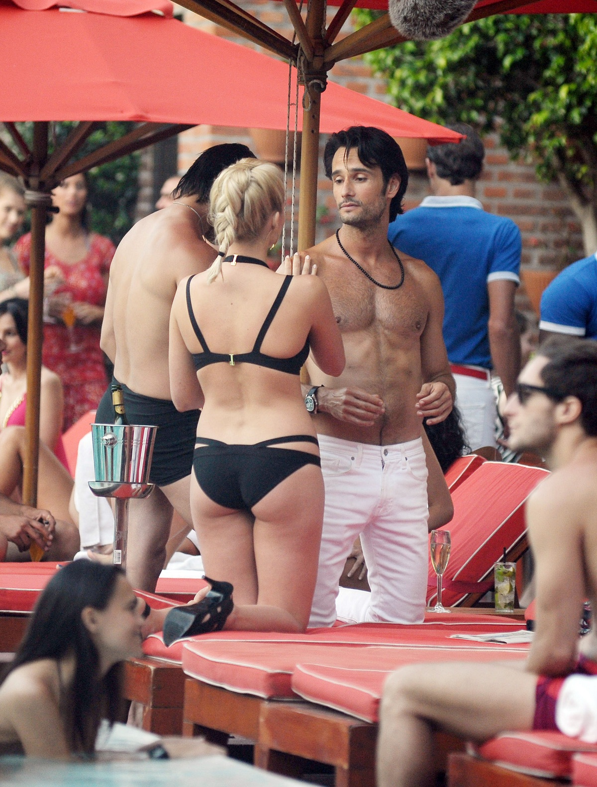 EXCLUSIVE: Margot Robbie films romantic pool-side scene with hunky Brazilian co-star Rodrigo Santoro
