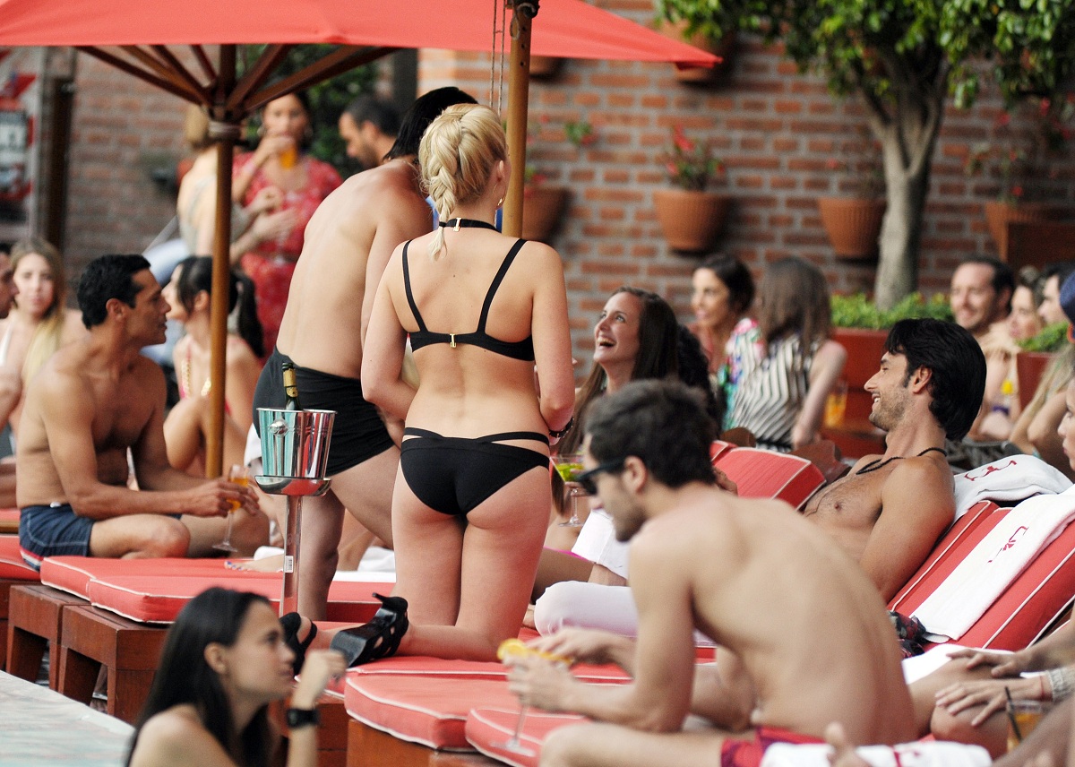 EXCLUSIVE: Margot Robbie films romantic pool-side scene with hunky Brazilian co-star Rodrigo Santoro