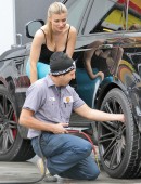 **EXCLUSIVE** Joanna Krupa rolls up to a Miami gas station to have a very pleased looking mechanic check look over her tires