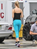 **EXCLUSIVE** Joanna Krupa rolls up to a Miami gas station to have a very pleased looking mechanic check look over her tires