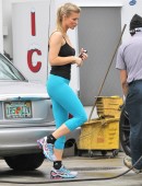 **EXCLUSIVE** Joanna Krupa rolls up to a Miami gas station to have a very pleased looking mechanic check look over her tires