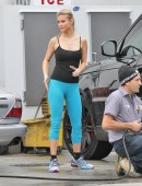 **EXCLUSIVE** Joanna Krupa rolls up to a Miami gas station to have a very pleased looking mechanic check look over her tires