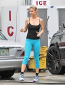 **EXCLUSIVE** Joanna Krupa rolls up to a Miami gas station to have a very pleased looking mechanic check look over her tires