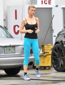 **EXCLUSIVE** Joanna Krupa rolls up to a Miami gas station to have a very pleased looking mechanic check look over her tires