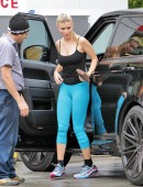 **EXCLUSIVE** Joanna Krupa rolls up to a Miami gas station to have a very pleased looking mechanic check look over her tires