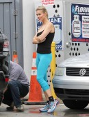 **EXCLUSIVE** Joanna Krupa rolls up to a Miami gas station to have a very pleased looking mechanic check look over her tires