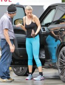 **EXCLUSIVE** Joanna Krupa rolls up to a Miami gas station to have a very pleased looking mechanic check look over her tires