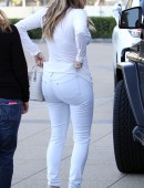 Kim Kardashian arriving at Plaza Towers in Los Angeles