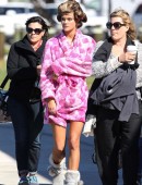 Nina-Agdal-Entourage-Set-2