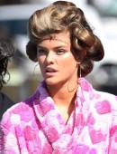 Nina-Agdal-Entourage-Set-4
