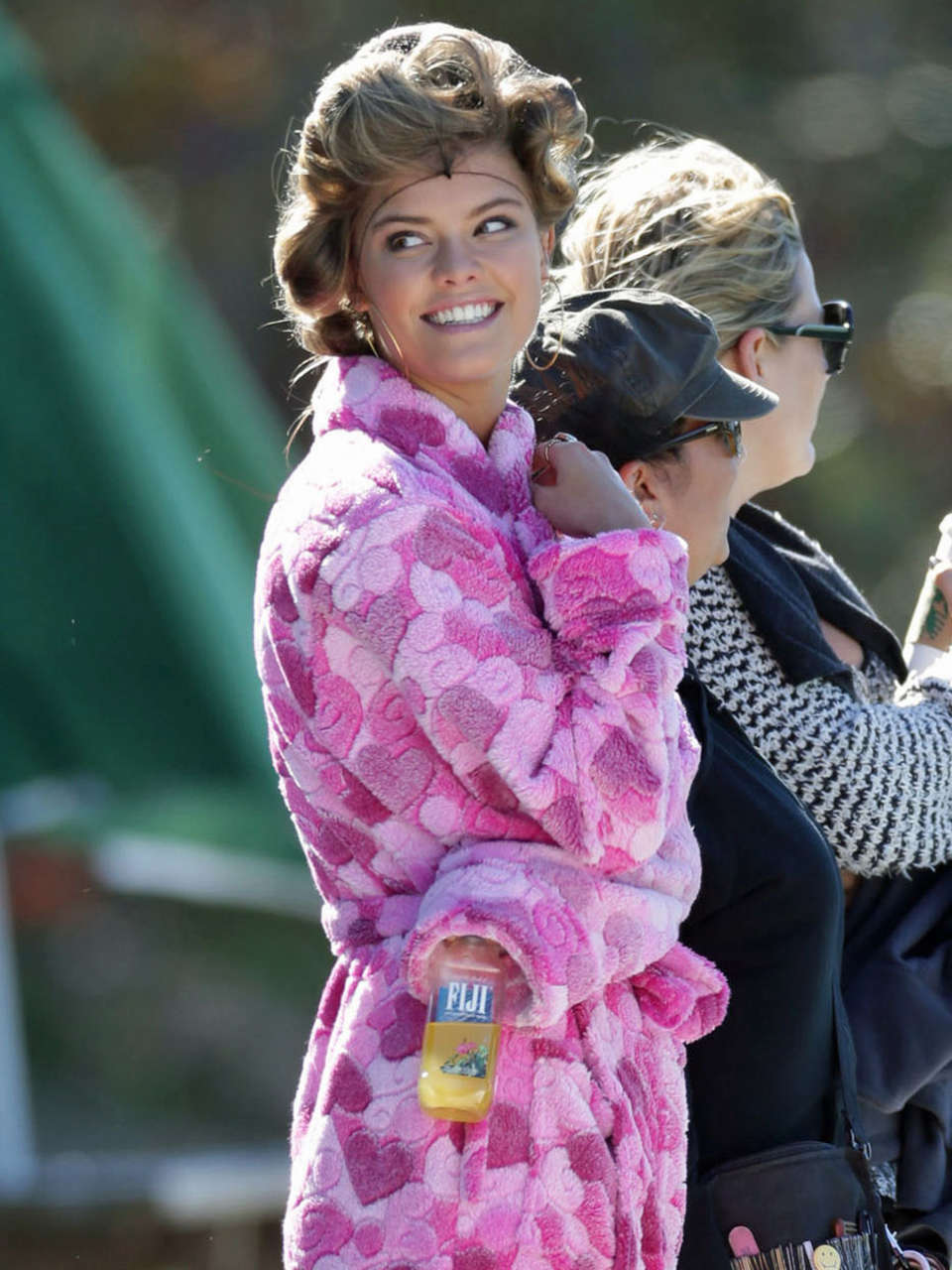 Nina-Agdal-Entourage-Set-8