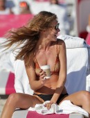 Model Olga Kent seen enjoying holidays with friends on Miami Beach