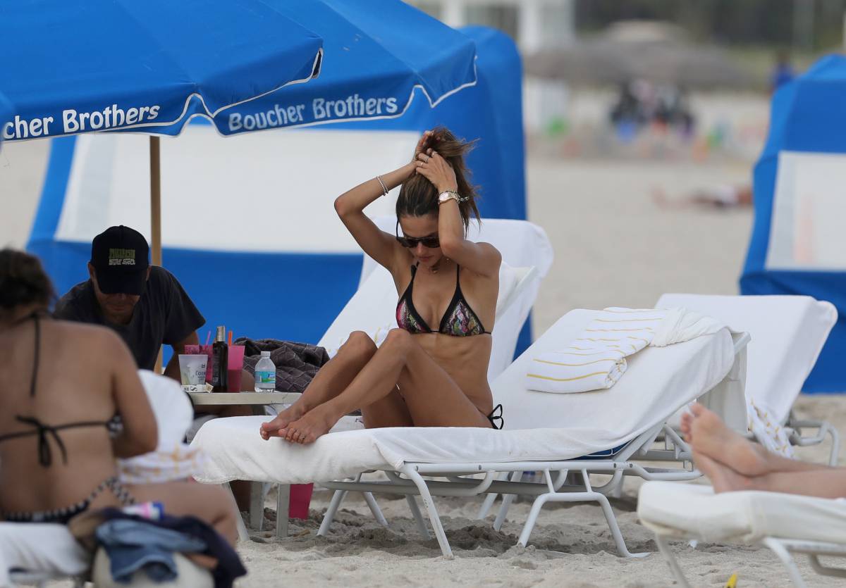 Alessandra-Ambrosio-8