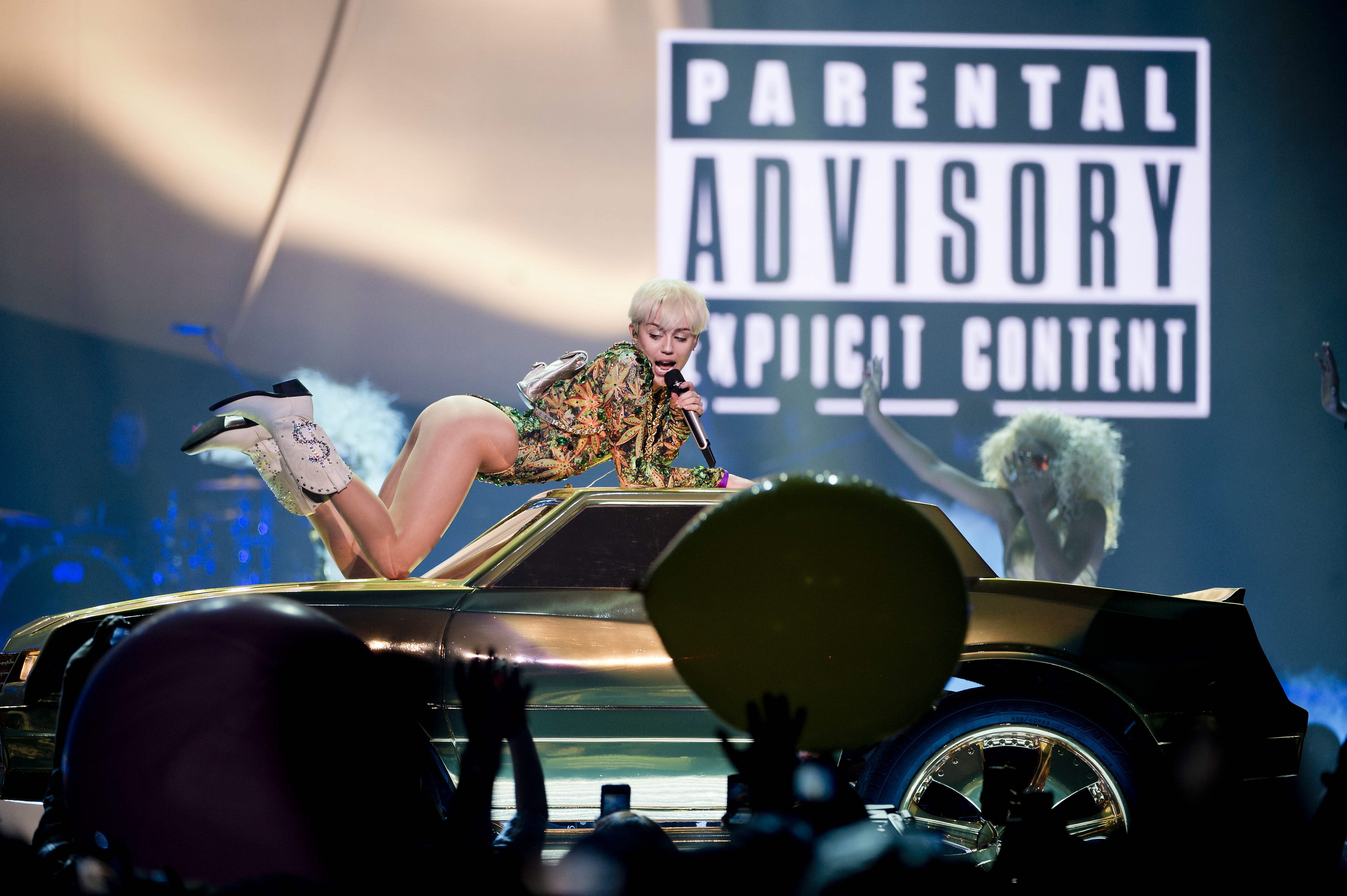 Miley-Cyrus-Bangerz-Tour-Vancouver-February-2014-15