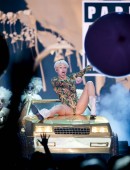 Miley-Cyrus-Bangerz-Tour-Vancouver-February-2014-16