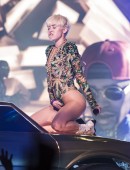 Miley-Cyrus-Bangerz-Tour-Vancouver-February-2014-19