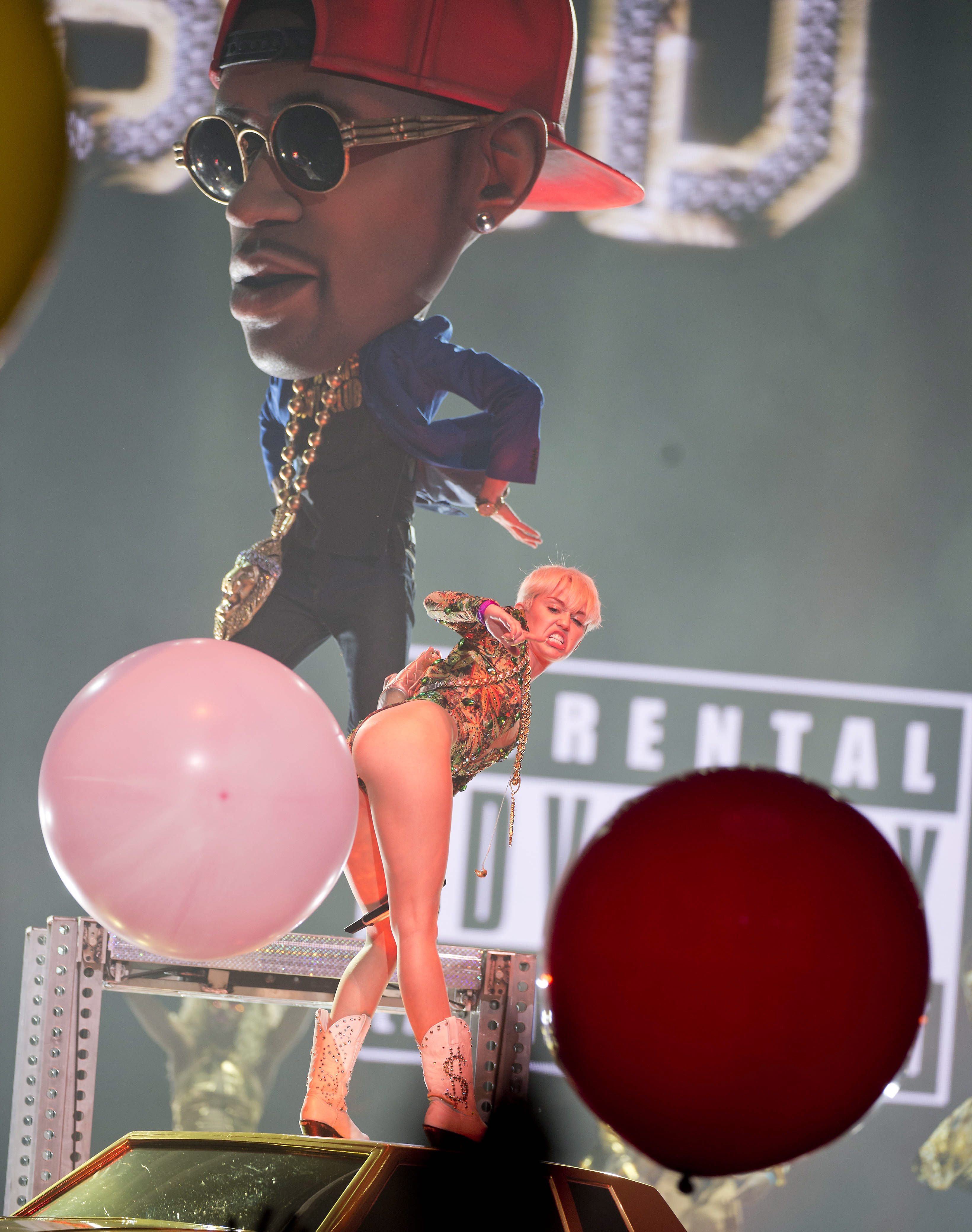 Miley-Cyrus-Bangerz-Tour-Vancouver-February-2014-2