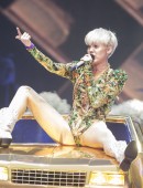 Miley-Cyrus-Bangerz-Tour-Vancouver-February-2014-23