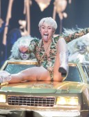 Miley-Cyrus-Bangerz-Tour-Vancouver-February-2014-25