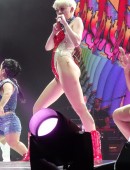 Miley-Cyrus-on-Bangerz-Tour-in-Anaheim-12