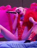 Miley-Cyrus-on-Bangerz-Tour-in-Anaheim-18