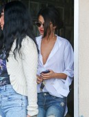 Selena Gomez gets breakfast in L
