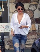 Selena Gomez gets breakfast in L