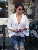 Selena Gomez gets breakfast in L