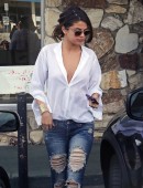 Selena Gomez gets breakfast in L